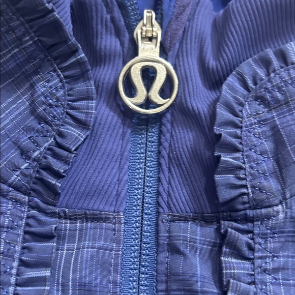Lululemon “Ahead of the Curve” Ruffle Plaid Jacket Sz 4 Metal Logo Zippers - Picture 3 of 9